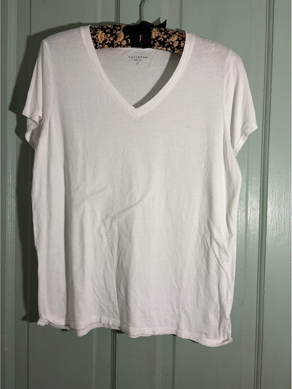 Mott & Bow Women's White V-Neck T-Shirt Size Large